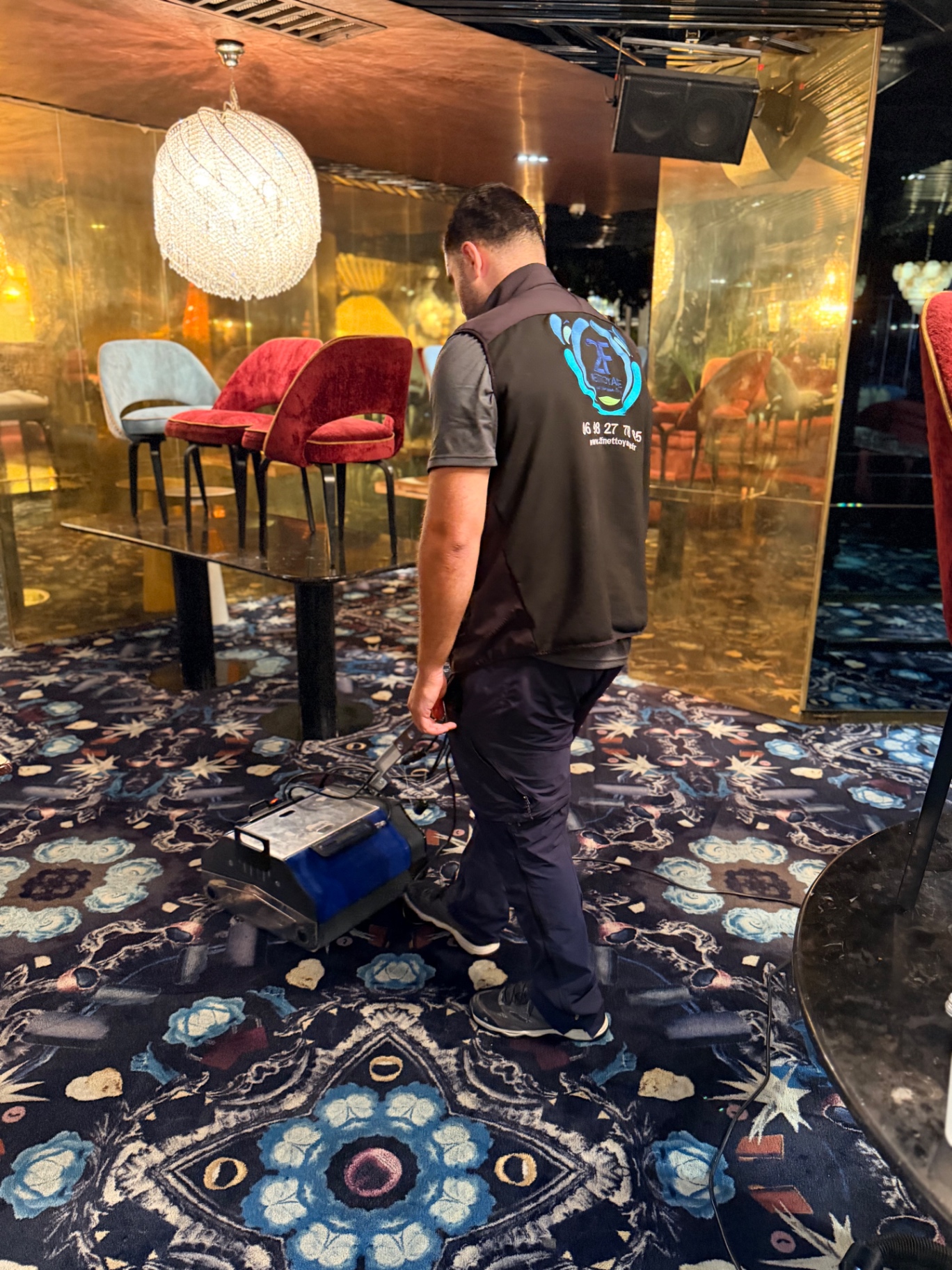 Technicien nettoyant une moquette de bureau avec un injecteur-extracteur professionnel à Antony